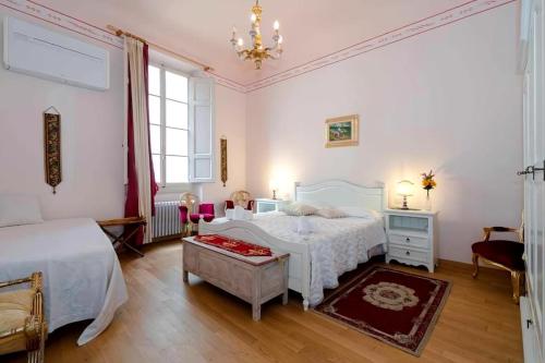 Ghibellina Elegant Apartment with 4 bedrooms — 4-Star Luxury Hotel in Florence, Italy