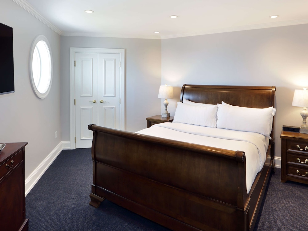 Madison Beach Hotel - photo 9