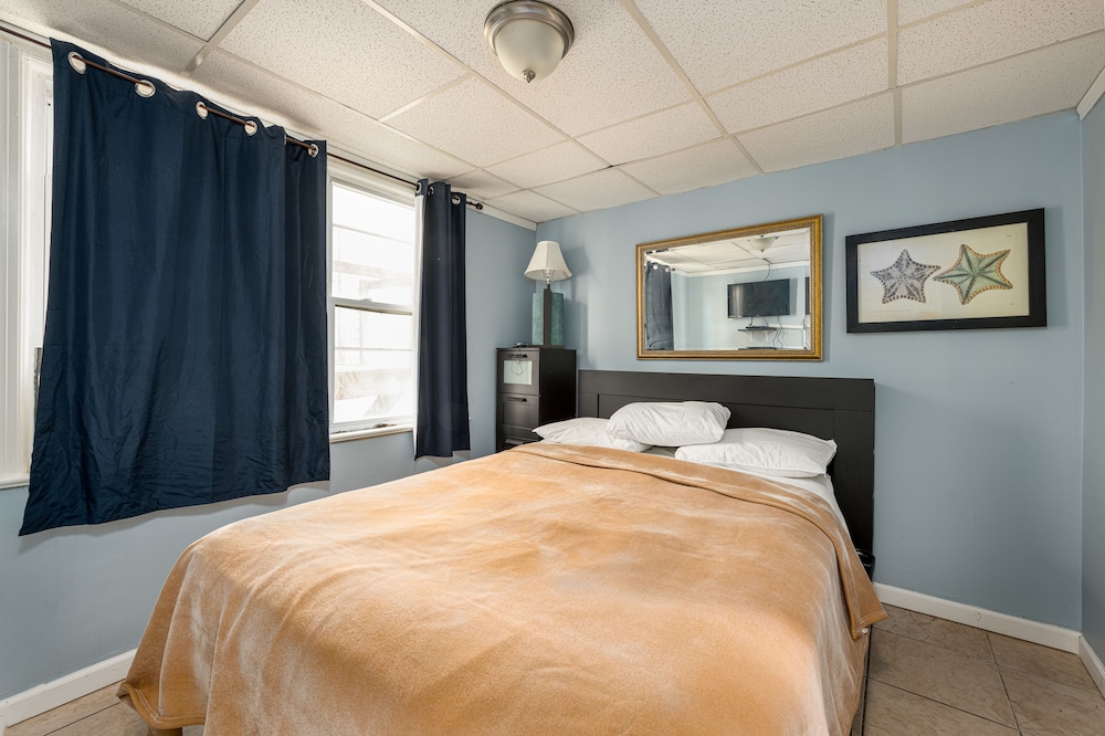 Boardwalk Hotel Charlee & Beach House Rentals - photo 10