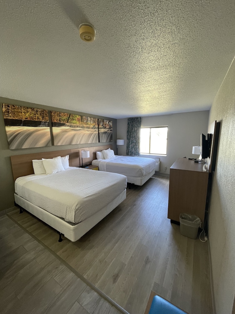 Days Inn by Wyndham Alpena - photo 9