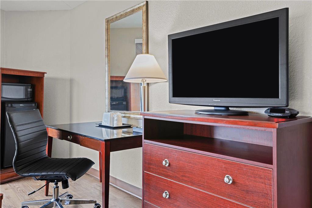 Days Inn by Wyndham Utica - photo 34