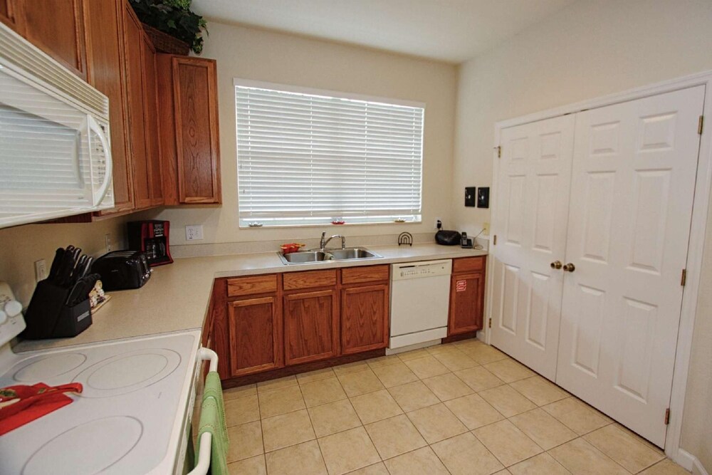 2633 Trafalgar Village - photo 9