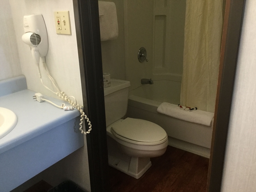 Super 8 by Wyndham Petoskey - photo 11