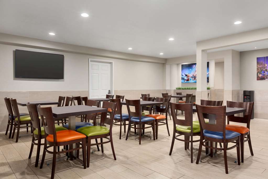 Days Inn & Suites by Wyndham Anaheim At Disneyland Park - photo 6