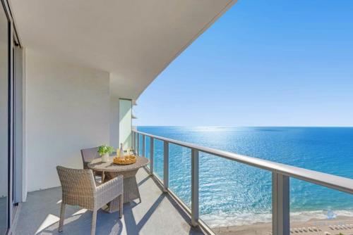 Insane Ocean View Balcony Beachfront Condo Pool — 4-Star Luxury Hotel in Hollywood, United States