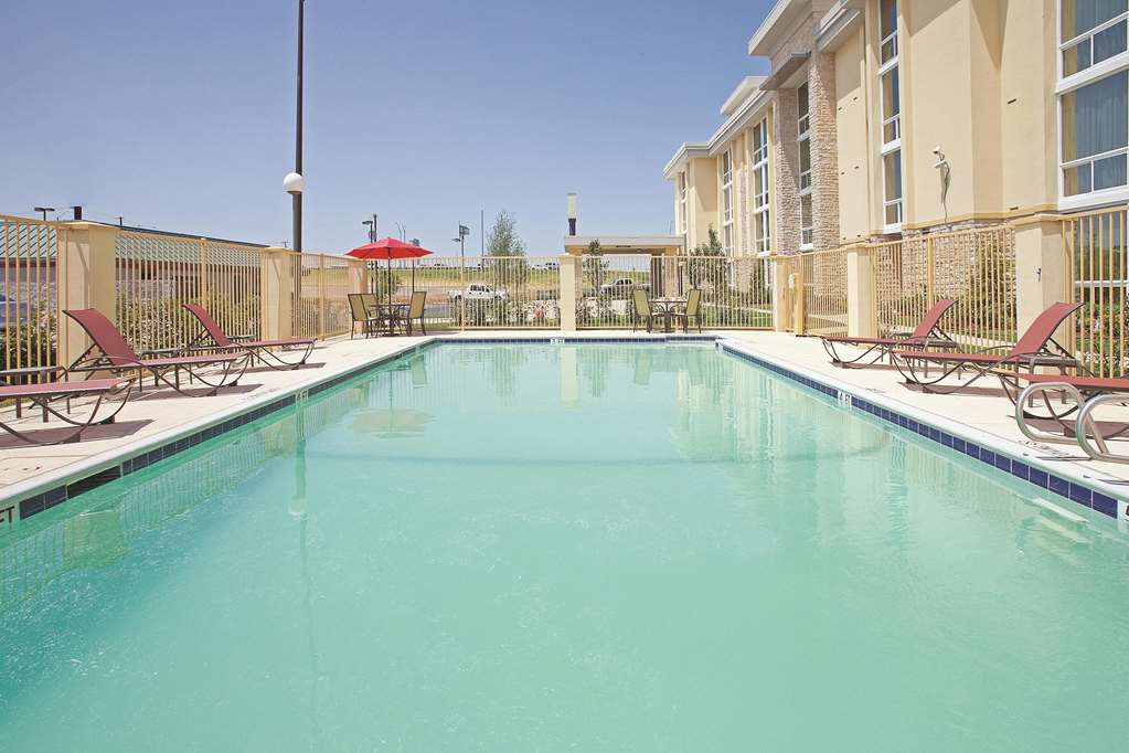 La Quinta Inn & Suites by Wyndham Dallas I 35 Walnut Hill Ln - photo 5