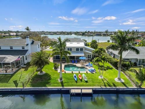 Cape Lake House Lake Front — 4-Star Luxury Hotel in Lochmoor Waterway Estates, United States