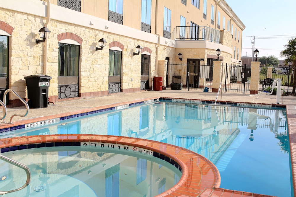 Holiday Inn Express & Suites Floresville by IHG - photo 18