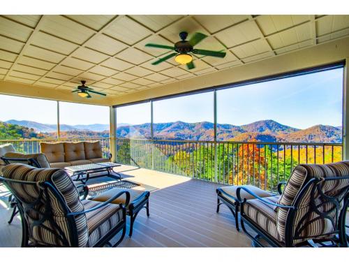 Endless Mountain Views Hot Tub & Fireplace — 4-Star Luxury Hotel in Sevierville, United States