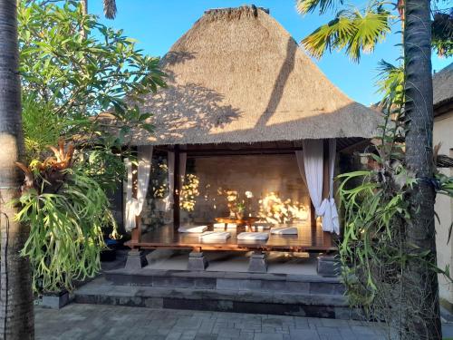 Tropical Retreat Villa — 4-Star Luxury Hotel in Gianyar, Indonesia