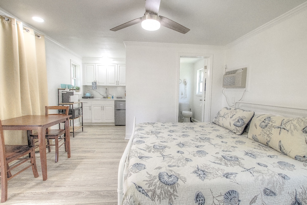 Daytona Shores Inn & Suites - photo 8
