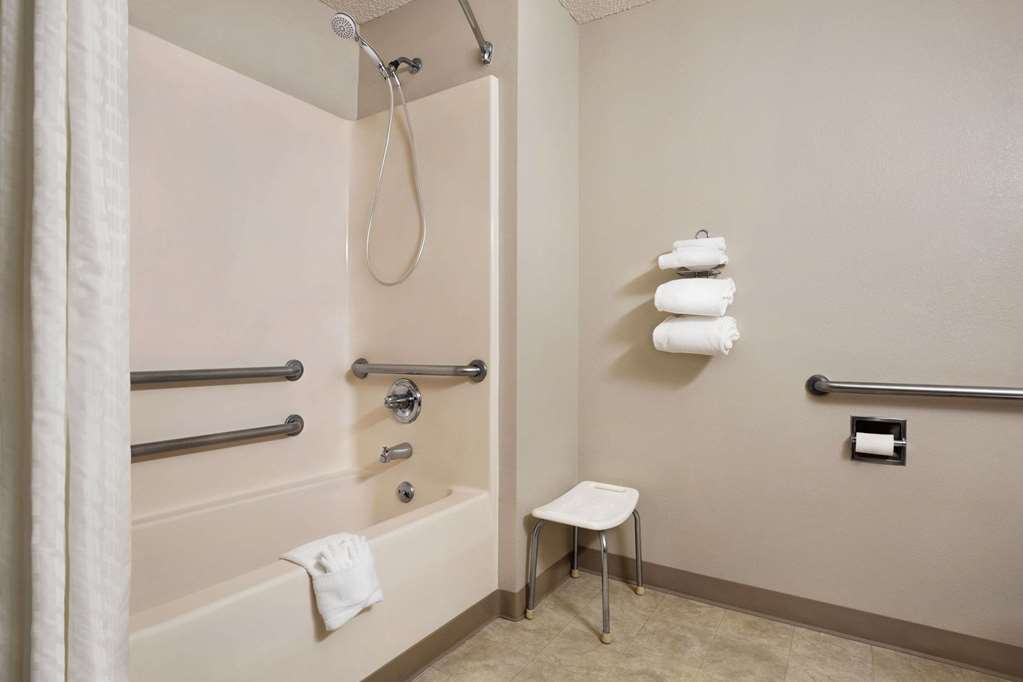 Super 8 by Wyndham Lincoln North - photo 20