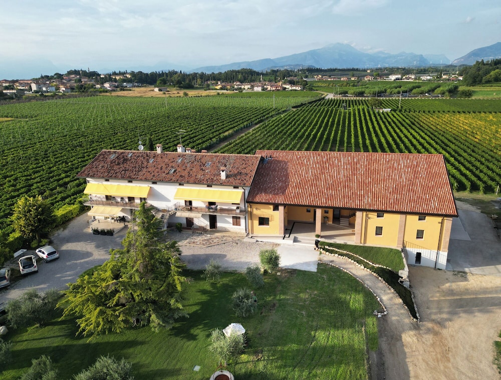 Agriturismo Corte Casa Erminia — 4-Star Luxury Hotel in Lazise, Italy