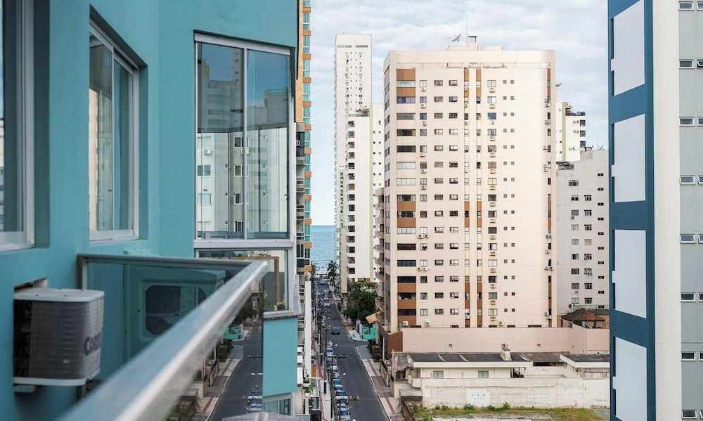 Apto c varanda 400m do mar vista BC RFT505