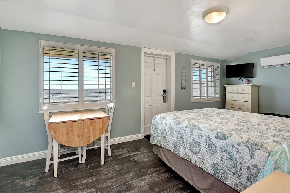 Shoreline Suites & Cabana Cottages - photo 48