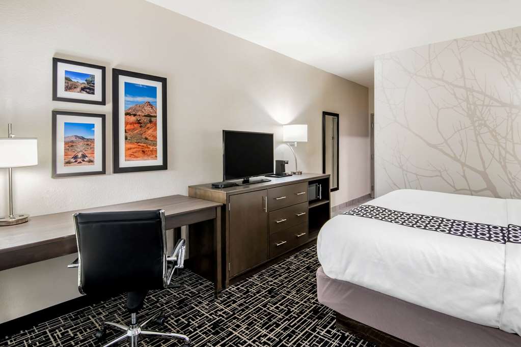La Quinta Inn & Suites by Wyndham Pampa - photo 51
