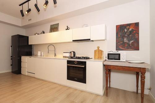 Mtatsminda Cozy Apt: Central & Comfy By Wehost