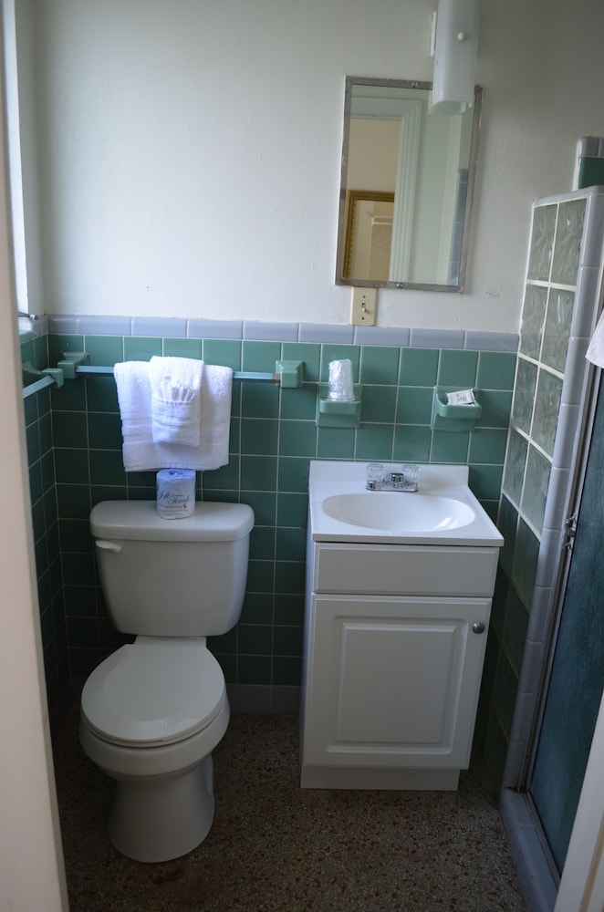 Economy Lodge - photo 14