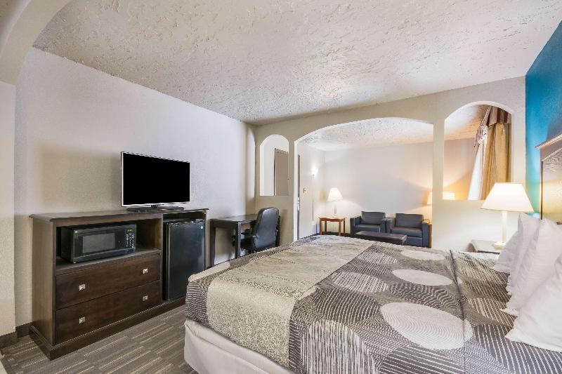 Econo Lodge Inn & Suites Oklahoma City - photo 11
