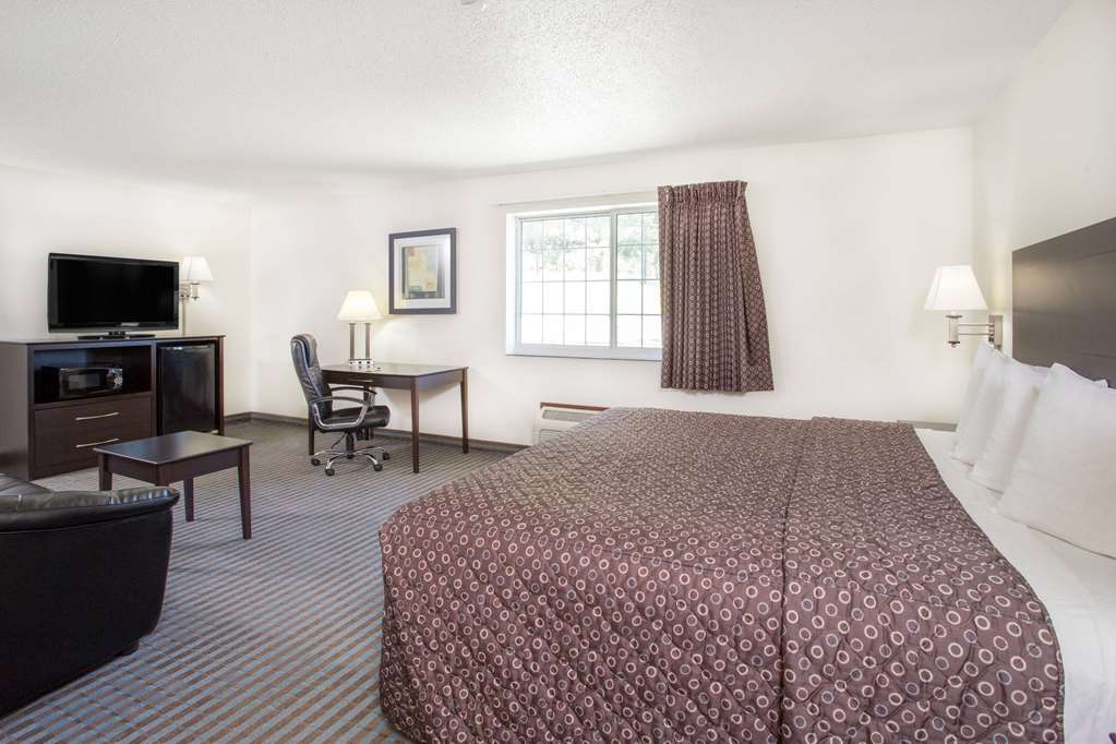 Super 8 by Wyndham Cedar Falls IA University - photo 9