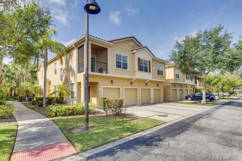 Kissimmee Retreat with Pool Access Less Than 4 Mi to Disney — 4-Star Luxury Hotel in Orlando, United States
