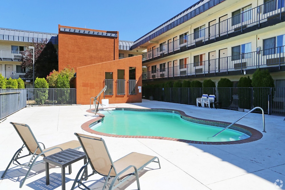 Olympic Inn & Suites - photo 41