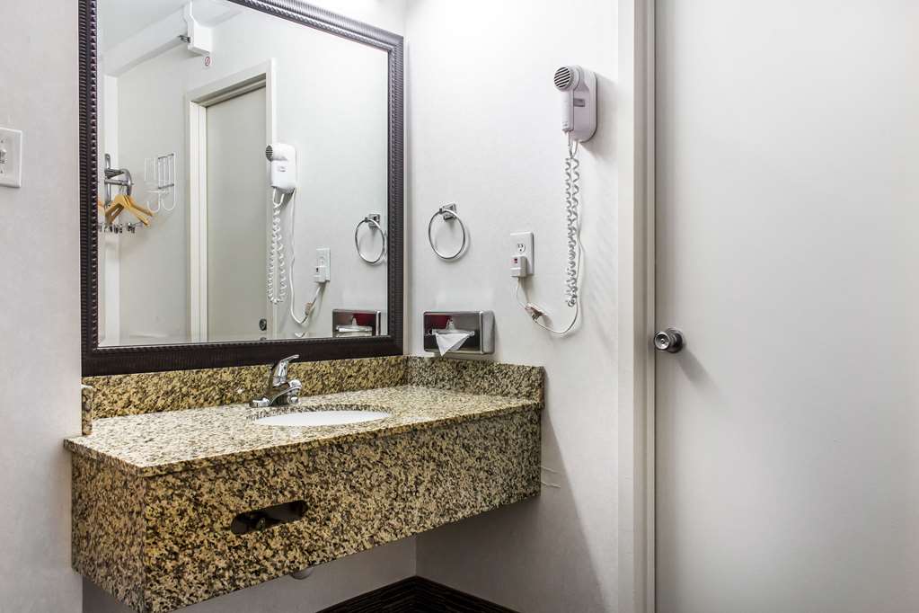 Clarion Hotel Philadelphia International Airport - photo 11