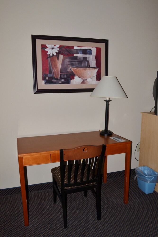Paola Inn And Suites - photo 15