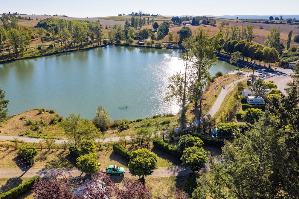 Les Auzerals camping du lac — 4-Star Luxury Hotel in Rabastens, France