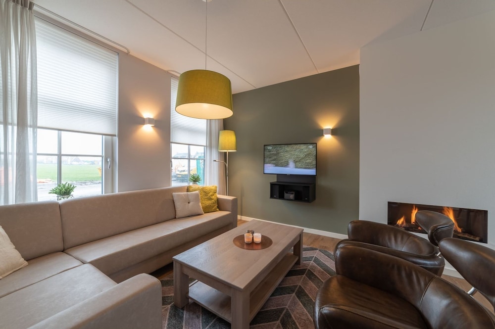 luxury 8 person Wellness villa with sauna and outdoor hot tub is unique — 4-Star Luxury Hotel in Colijnsplaat, Netherlands