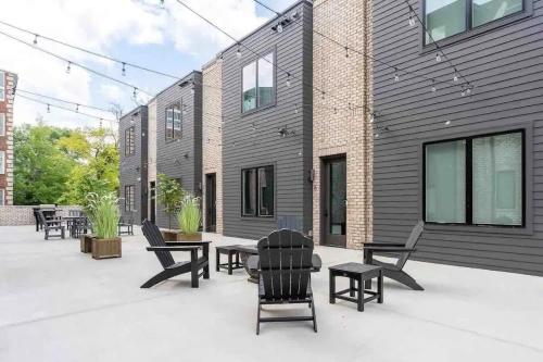 King Bed Parking 3 Miles to Lower Broadway in Nashville, United States