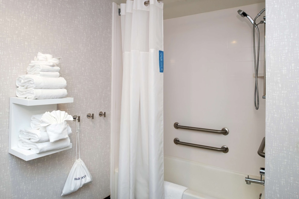 Hampton Inn Greensboro Airport - photo 29