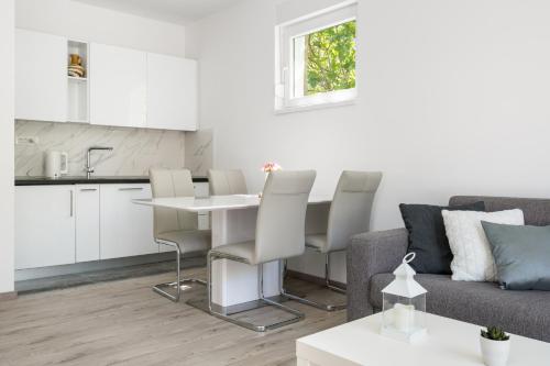 Apartmani Nikola — 4-Star Luxury Hotel in Baska Voda, Croatia