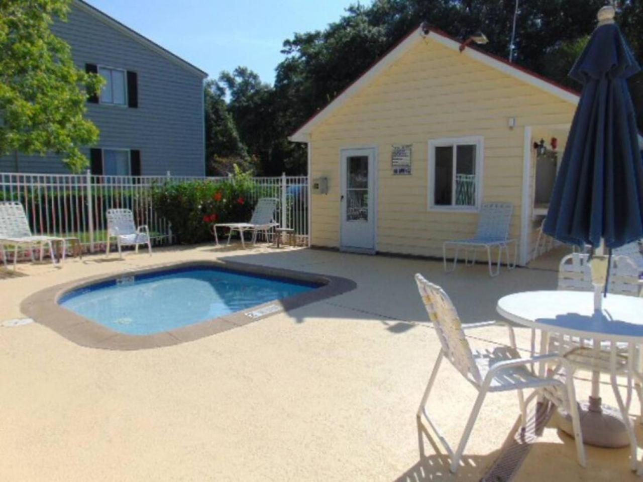 H5 close to the front pool and clubhouse downstairs by lake — 4-Star Luxury Hotel in Saint Simons Island, United States