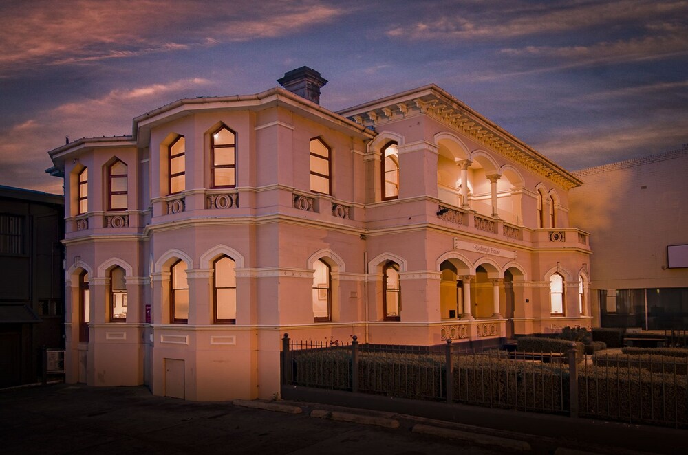 Roxburgh House Apartments — 4-Star Luxury Hotel in Hobart, Australia