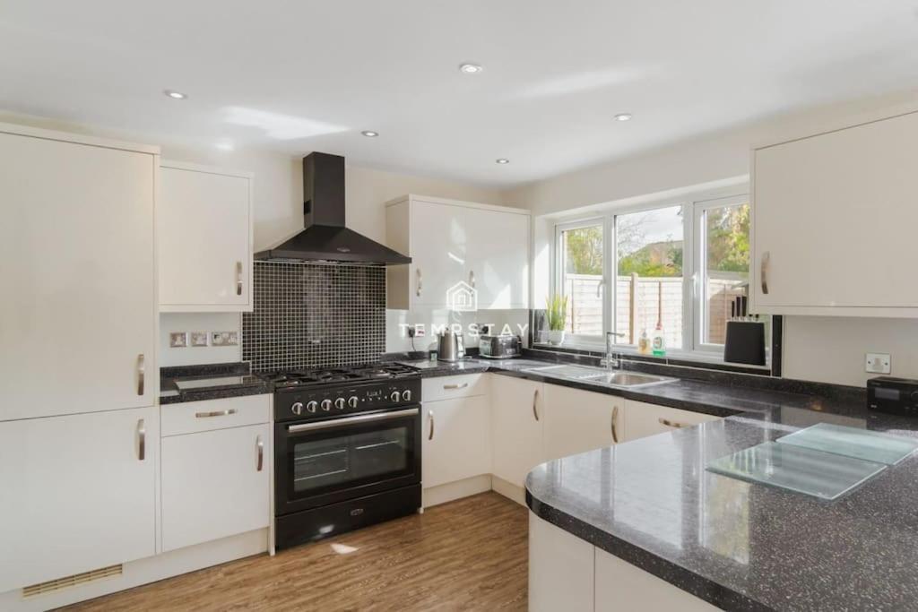 Spacious 5 bed Sunninghill with driveway parking By Tempstay