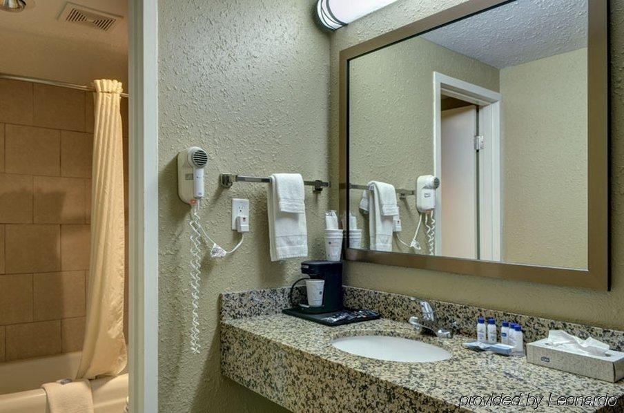 Boarders Inn & Suites - photo 4