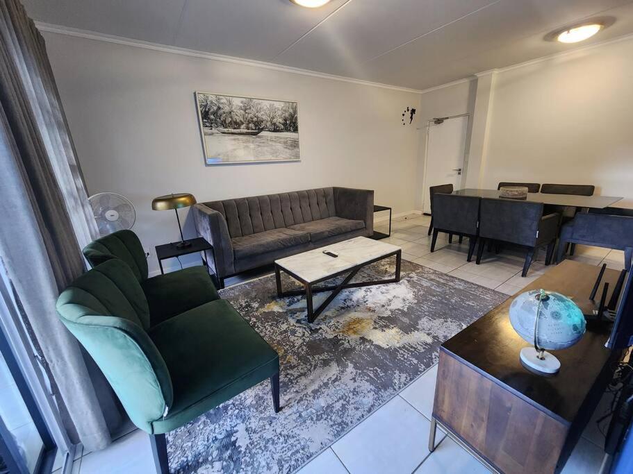 Modern 3 bed Garden Apartment in Waterfall — 5-Star Luxury Hotel in Johannesburg, South Africa