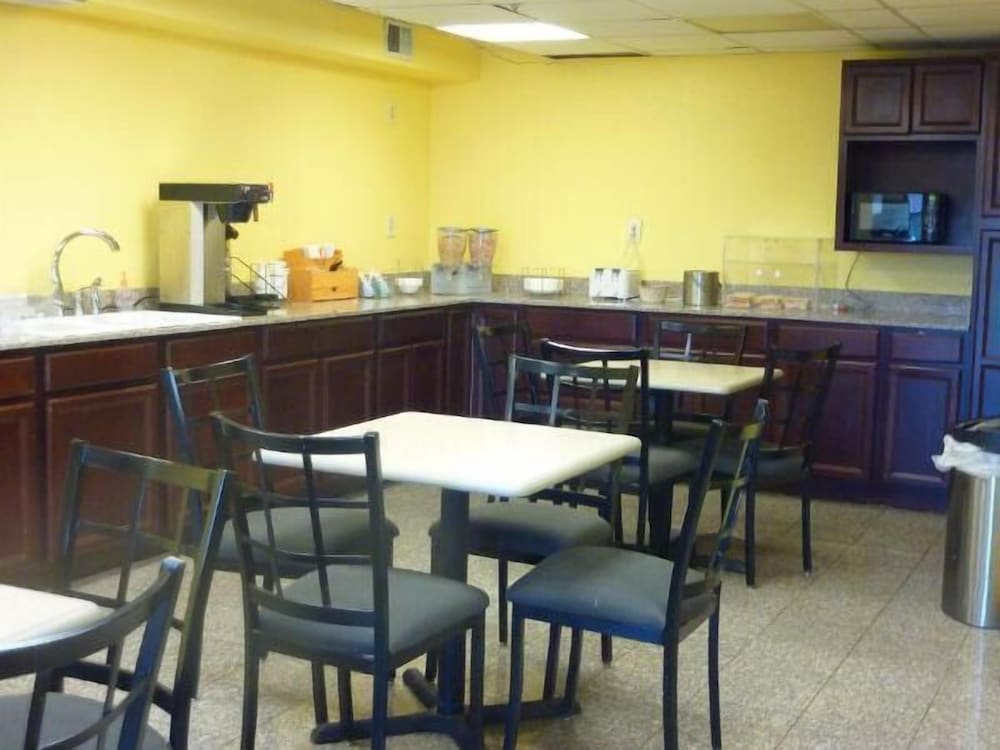 Park Hill Inn and Suites - photo 11