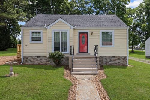 Breezehome Cottage 22026164 — Shelbyville