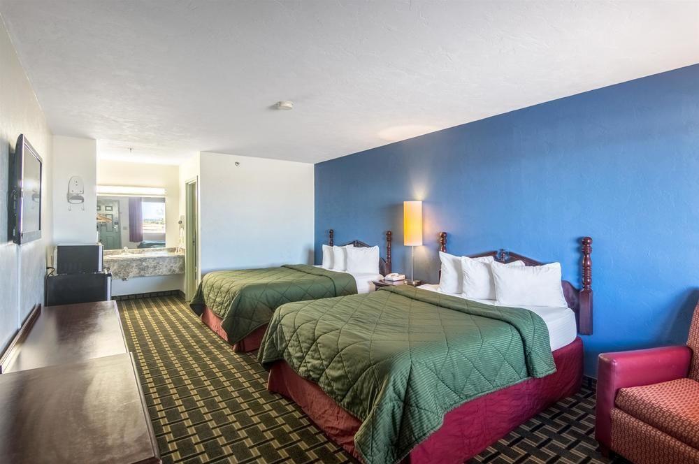 Premier Inn & Suites - photo 10