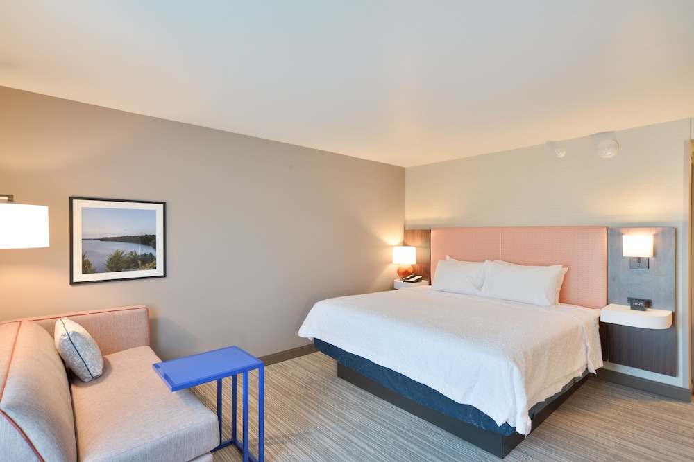 Hampton Inn & Suites Menomonie UW Stout - photo 10