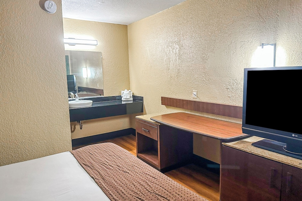 OYO Hotel Mobile AL I 65 at Airport Blvd - photo 37