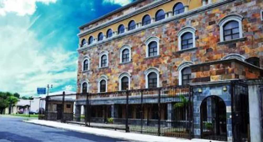 Plaza Real Suites & Apartments