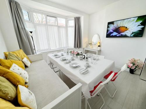 Luxurious House near Excel Air Conditioning 9 Beds 2 Baths Garden fast WiFi — 4-Star Luxury Hotel in London, United Kingdom