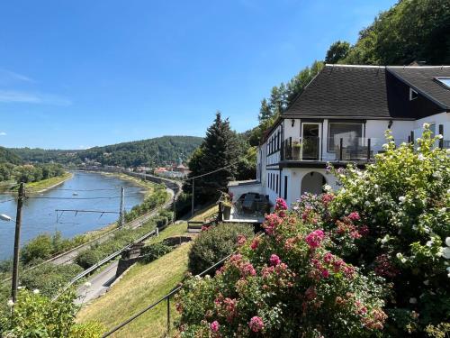 Saechsische Schweiz Ferienhaus Wohnung 1 mit Elbblick Sauna und Kamin — 4-Star Luxury Hotel in Koenigstein Im Taunus, Germany