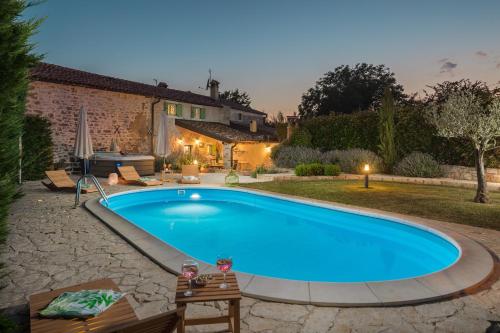 Family friendly house with a swimming pool Cerion Central Istria Sredisnja Istra 16332 — 4-Star Luxury Hotel in Visignano, Croatia