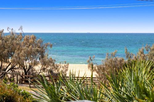 Caloundra Retro Beach House in Front of Ocean — 4-Star Luxury Hotel in Caloundra, Australia