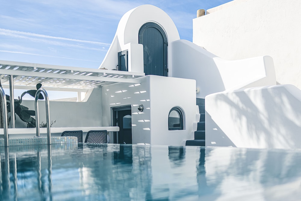 Opera Mansion — 4-Star Luxury Hotel in Fira, Greece