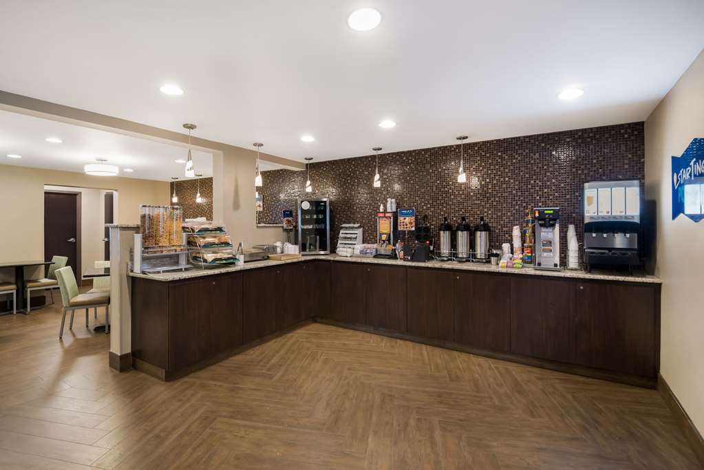 Clarion Pointe Downtown - photo 25